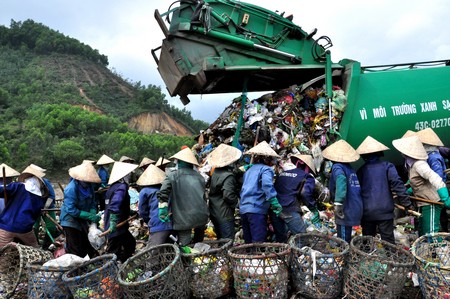 Mỗi[-]lần[-]xe[-]rác[-]đến[-]là[-]cả[-]chục[-]người[-]vây[-]quanh